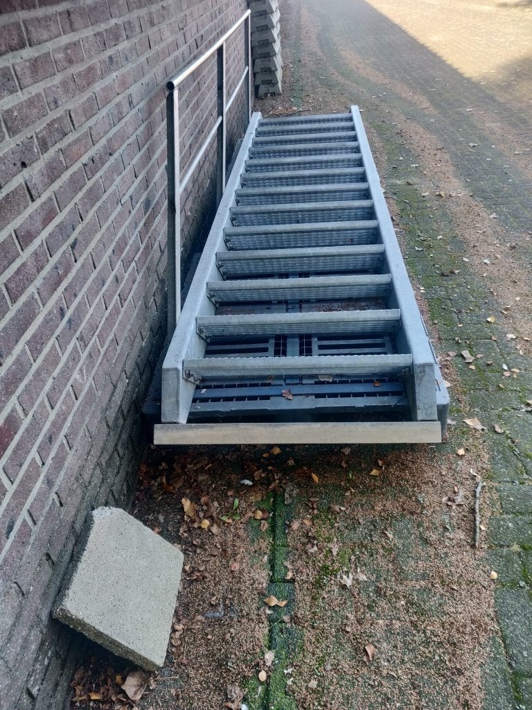 gegalvaniseerde trap met zij leuning, Ophalen, Zo goed als nieuw, 2 tot 4 meter