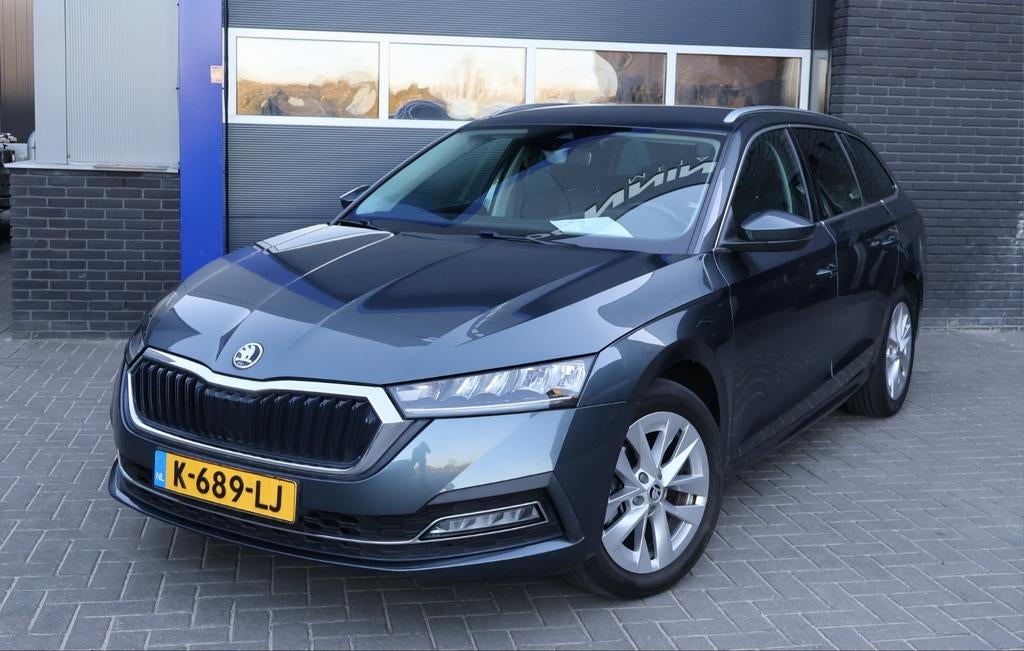 Skoda Octavia 1.0 TSI E-tech Mhev 110pk DSG 2021 Grijs, Auto's, Stof, Euro 6, Hybride Elektrisch/Benzine, 3 cilinders