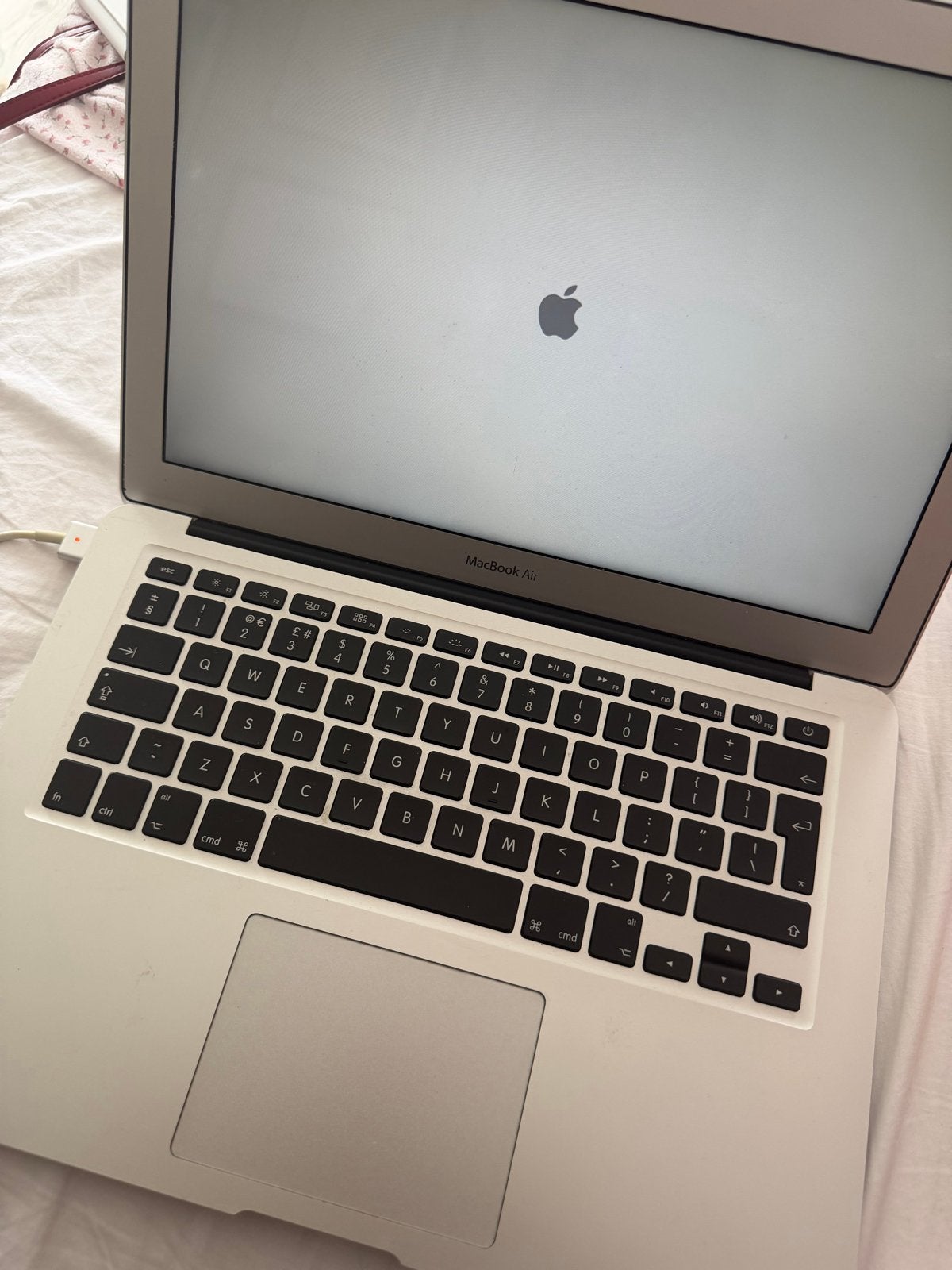 MacBook Air - Werkt, maar traag door leeftijd, Computers en Software, Apple Macbooks, Gebruikt, Minder dan 4 GB, Qwerty, 13 inch
