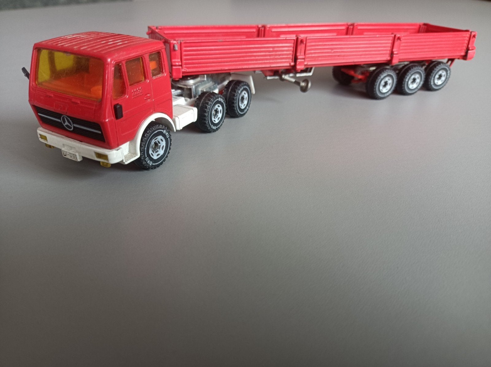 Siku Mercedes 2232 trekker met oplegger, leuke details!, Ophalen of Verzenden, Gebruikt, Bus of Vrachtwagen, SIKU