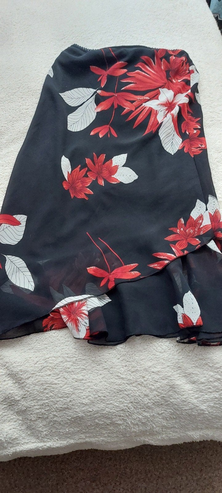 Zwart met roos patroon rokje  S, Kleding | Dames, Ophalen of Verzenden, Zo goed als nieuw, Rood, Boven de knie