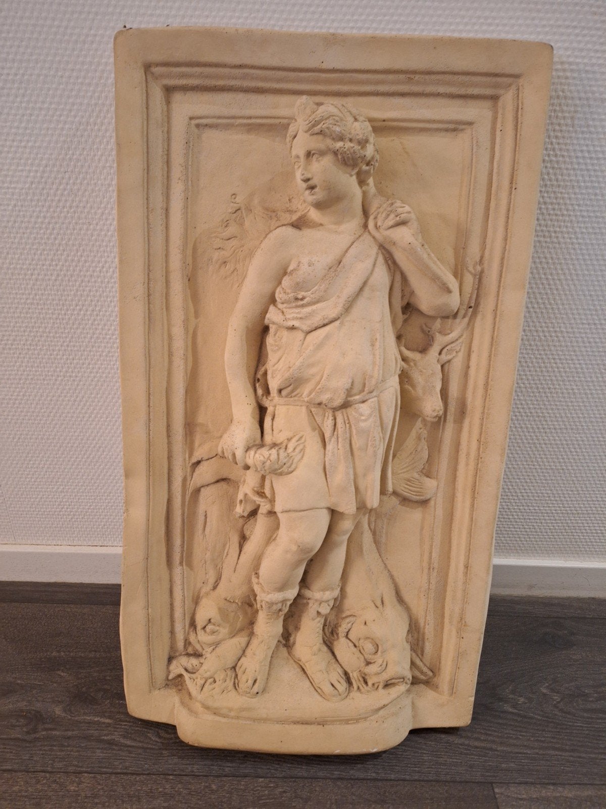 Antiek reliëf van Diana met hert en vissen - 34x60 cm, Ophalen, Gebruikt, Mens