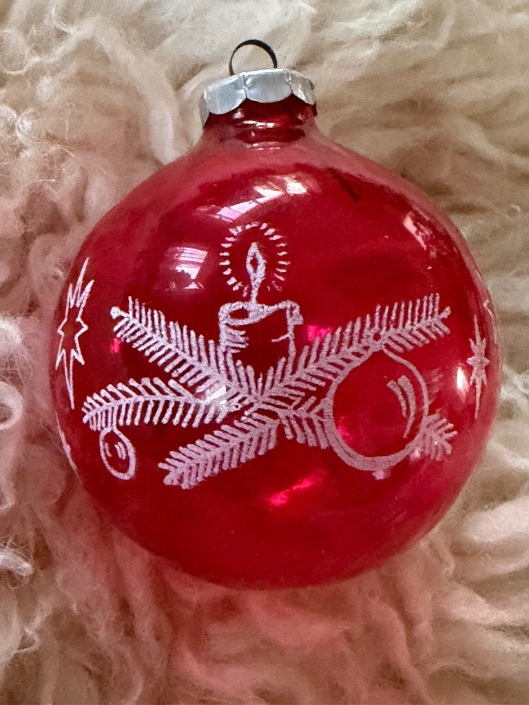 Vintage rode glazen kerstbal – kerstkaars & dennentakken, Diversen, Ophalen of Verzenden, Gebruikt