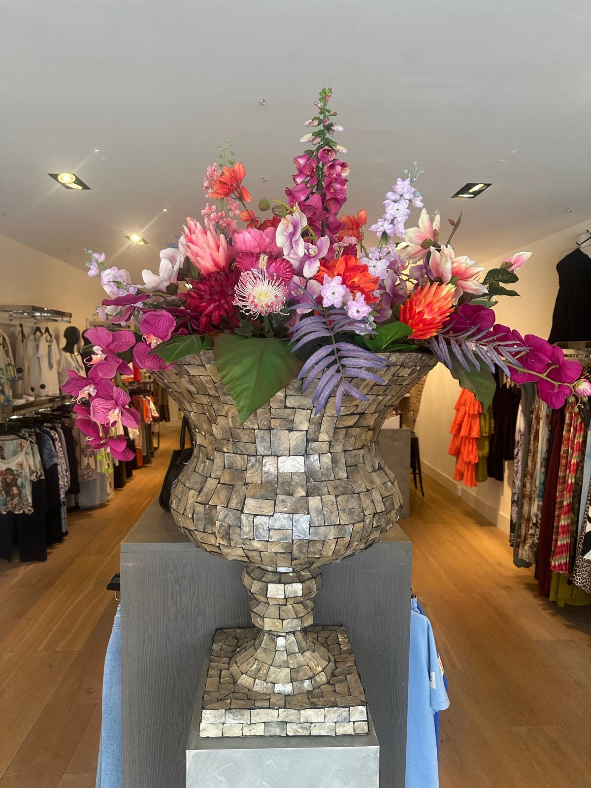 Grote Schelpen Vaas met Zijden Bloemen - 85 cm Hoog, Ophalen, Overige materialen, Meerkleurig, Inclusief decoratie