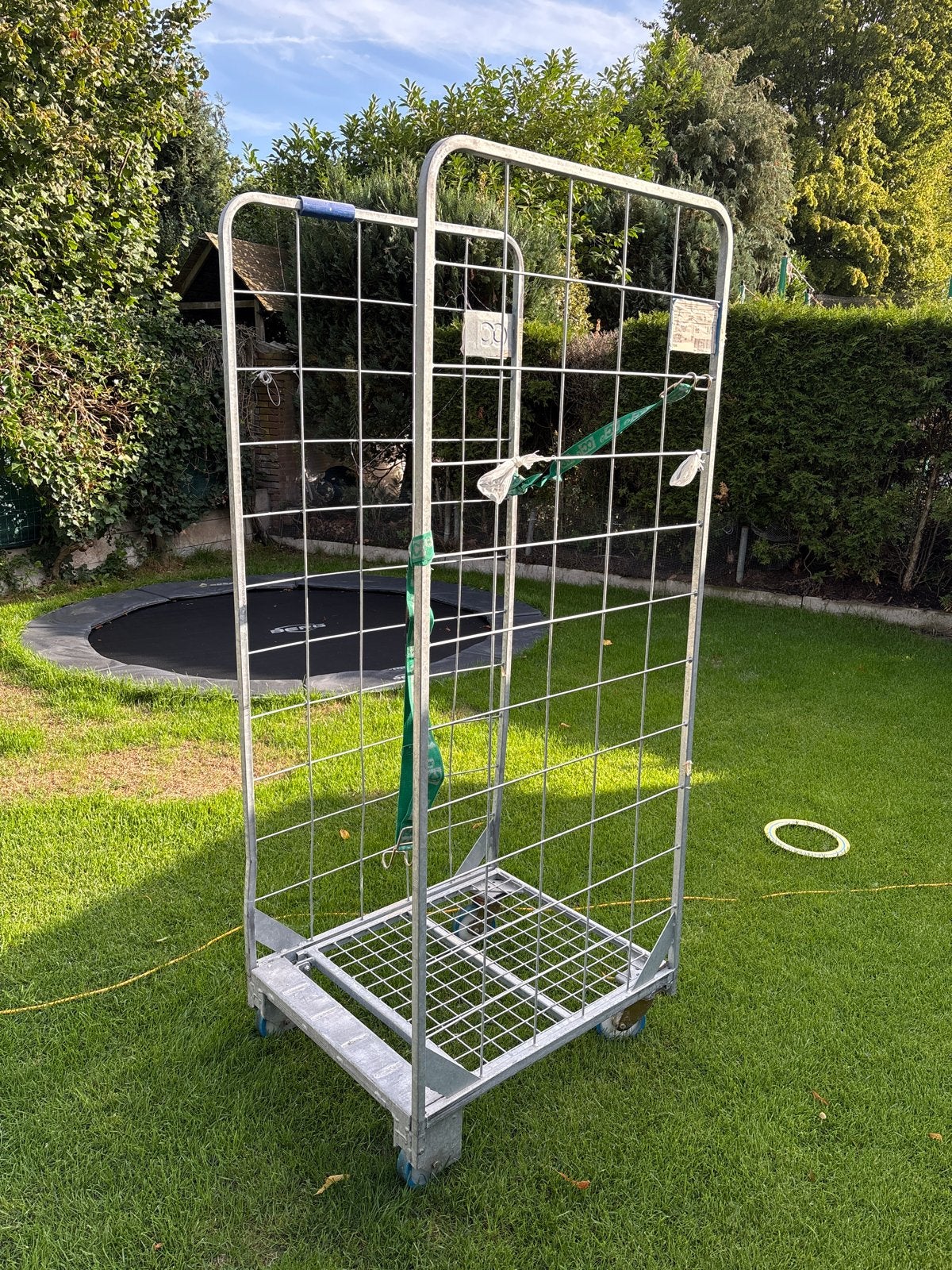 Zo goed als nieuwe rolcontainer, Ophalen
