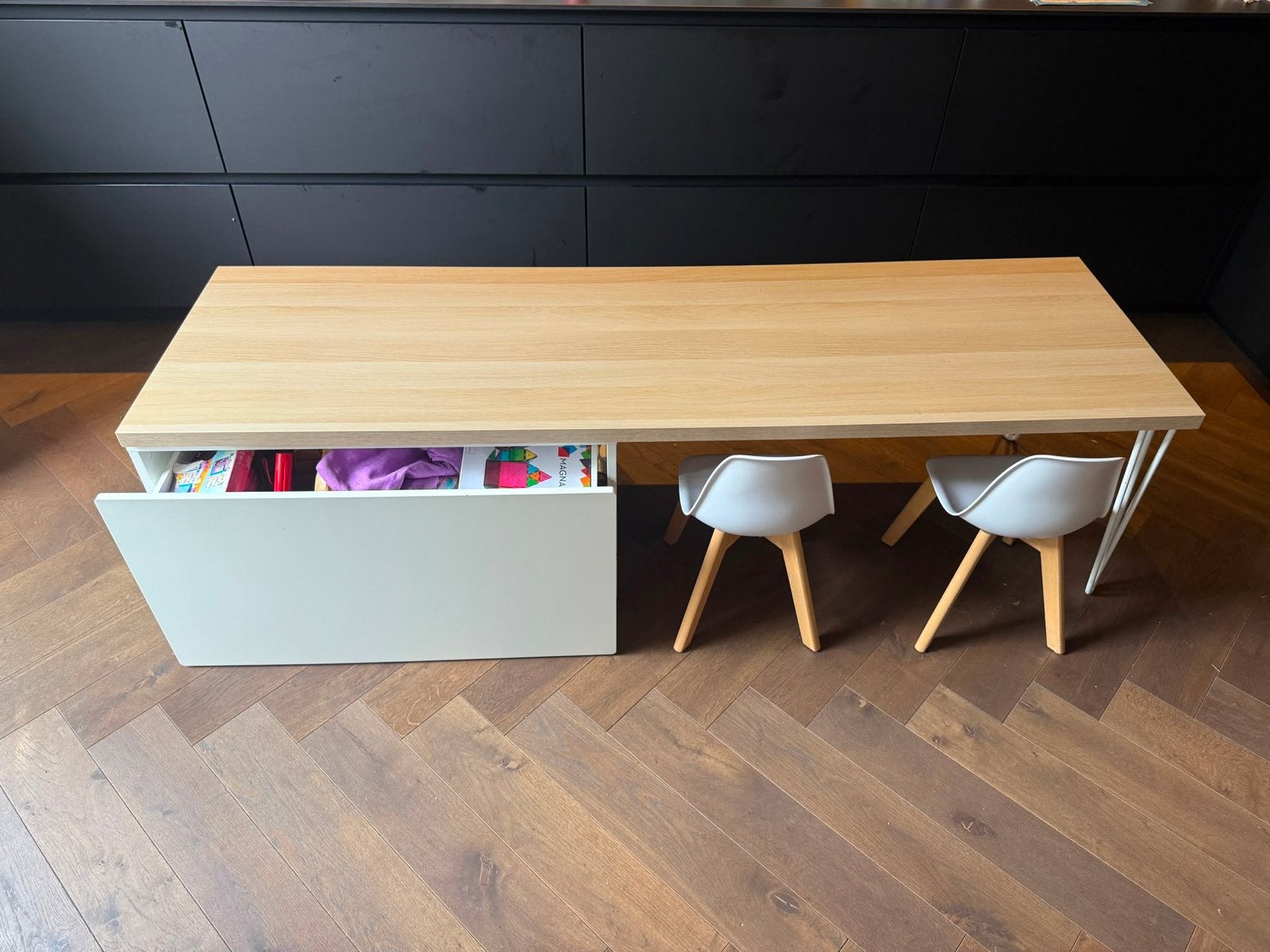 IKEA SMÅSTAD speelgoedkist / speeltafel incl. 2 stoeltjes, Ophalen, Zo goed als nieuw, Overige typen