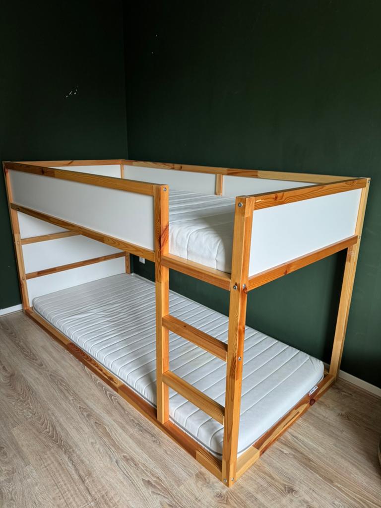 Kura bed + dakframe + 2 matrassen, Ophalen, Zo goed als nieuw, Halfhoogslaper