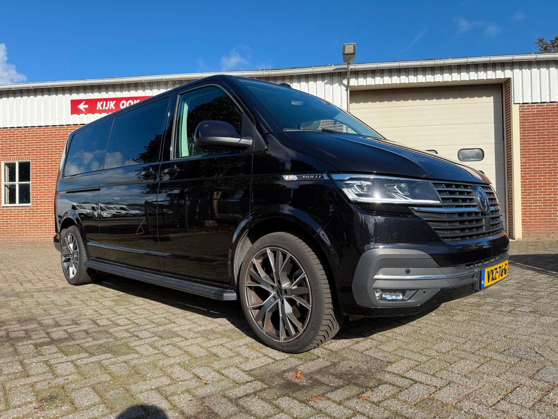 Volkswagen Transporter 2.0 TDI L2H1 30 Bulli 204PK DSG leer, Auto's, Gebruikt, Euro 6, 4 cilinders, Volkswagen
