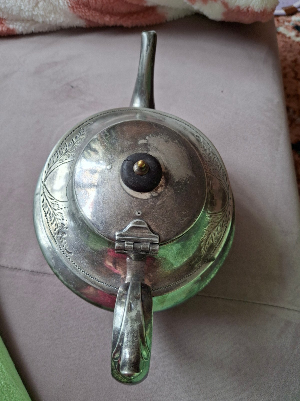 Oude theepot verzilverd, Ophalen
