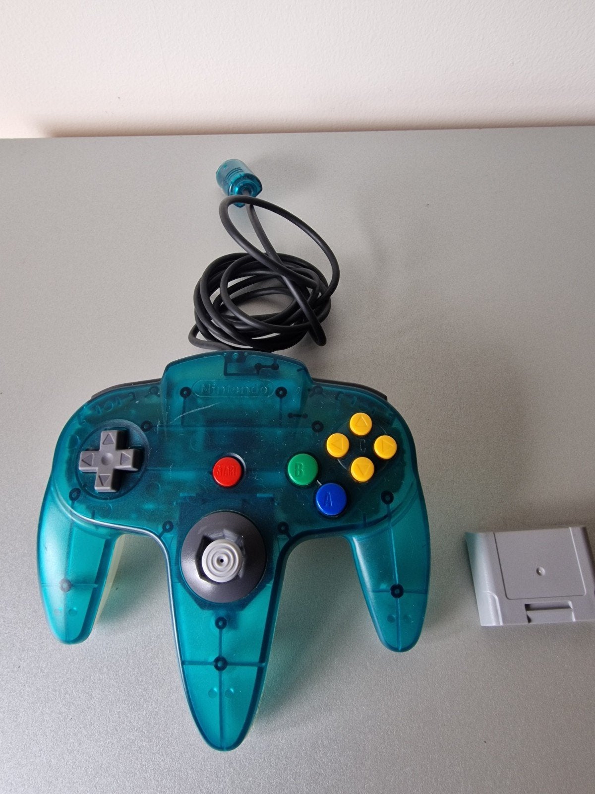 Nintendo 64 controller origineel aqua blue, Ophalen of Verzenden, Zo goed als nieuw, Met 1 controller