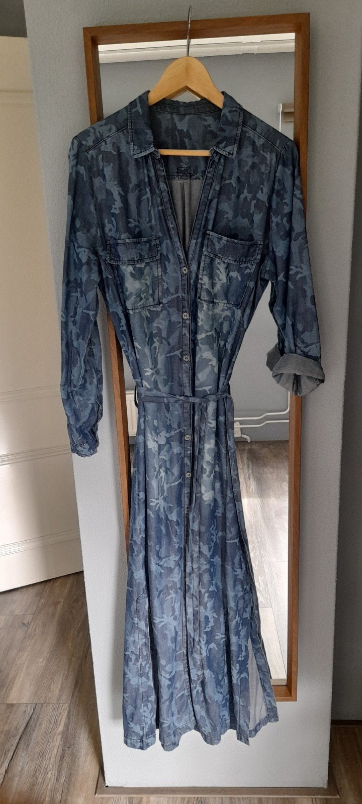Denim jurk maat 38/40 met camouflageprint en ceintuur, Kleding | Dames, Maat 38/40 (M), Blauw, Ophalen of Verzenden, Onder de knie