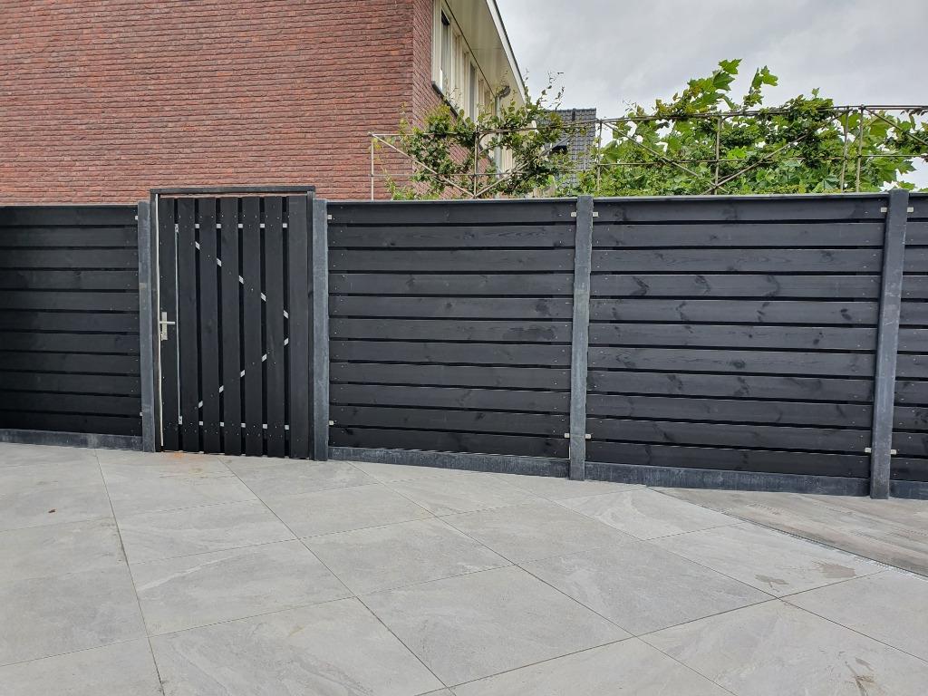 Foto 3 van Zwart gespoten schutting €145 per m1 incl. plaatsing
