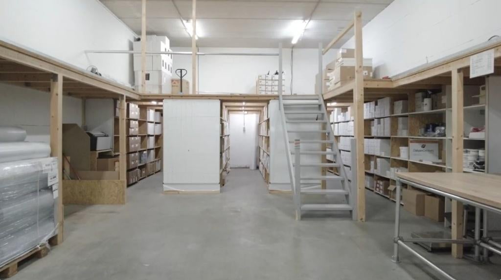 Entresolvloer OSB / vuren incl. houten trap – 57 m², Zakelijke goederen, Kantoor en Winkelinrichting | Magazijn, Stelling en Opslag