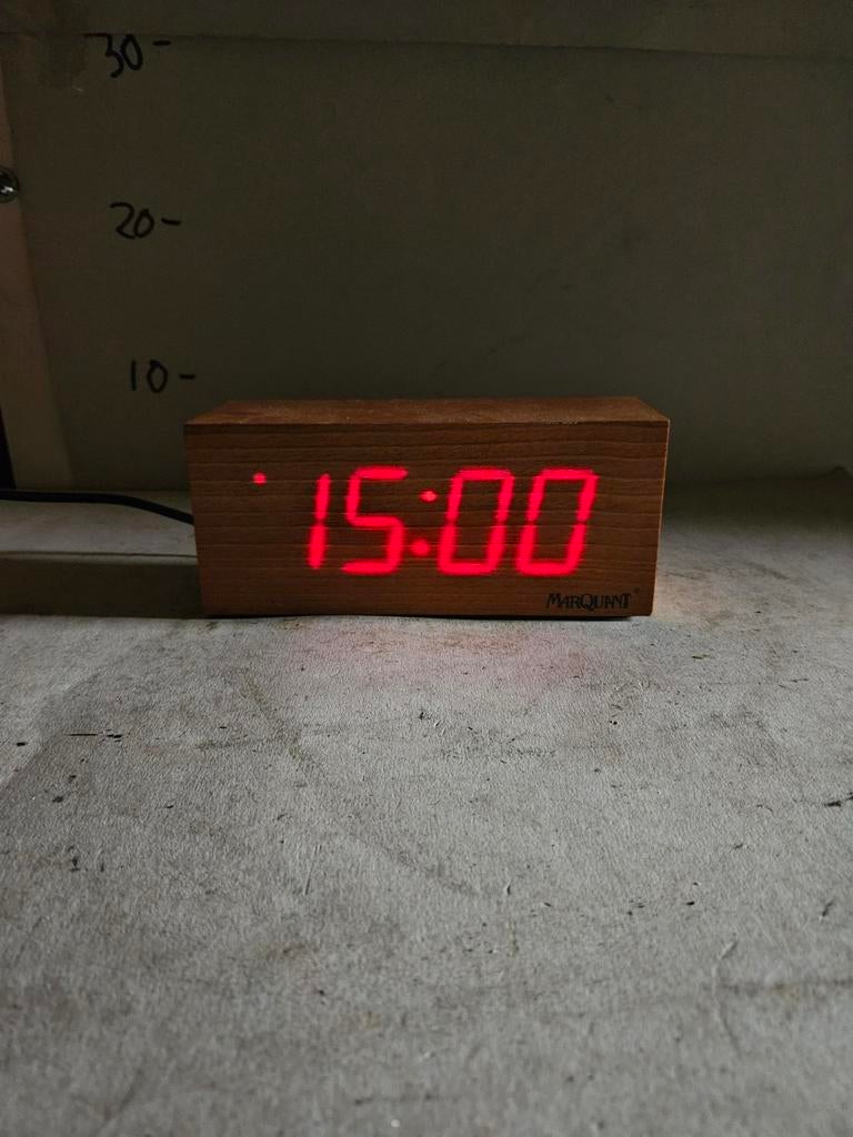 Vintage Marquardt Wekkerradio - Houten Design, Ophalen of Verzenden, Gebruikt, Digitaal, Wekker of Tafelklok