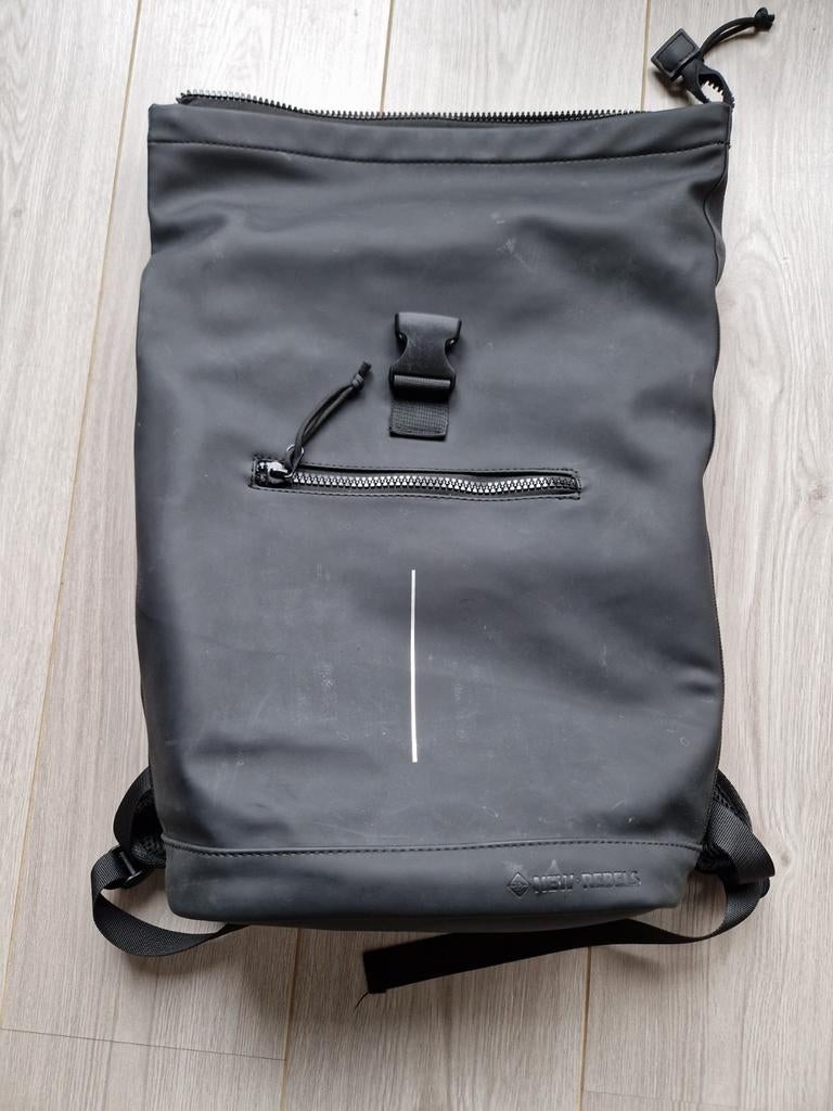 Zwarte rugzak van New Rebels, Gebruikt, 25 tot 40 cm, Waterdicht, 30 tot 45 cm