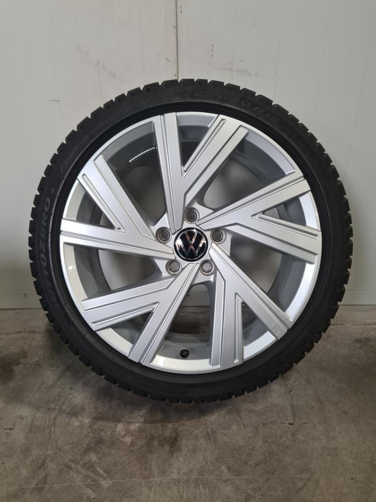 18' Volkswagen VW Golf 8 Bergamo met winterbanden, 18 inch, Banden en Velgen, Personenwagen, 225 mm