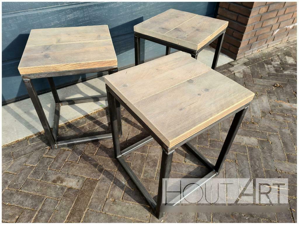 Bijzettafel van stalen frame met steigerhout