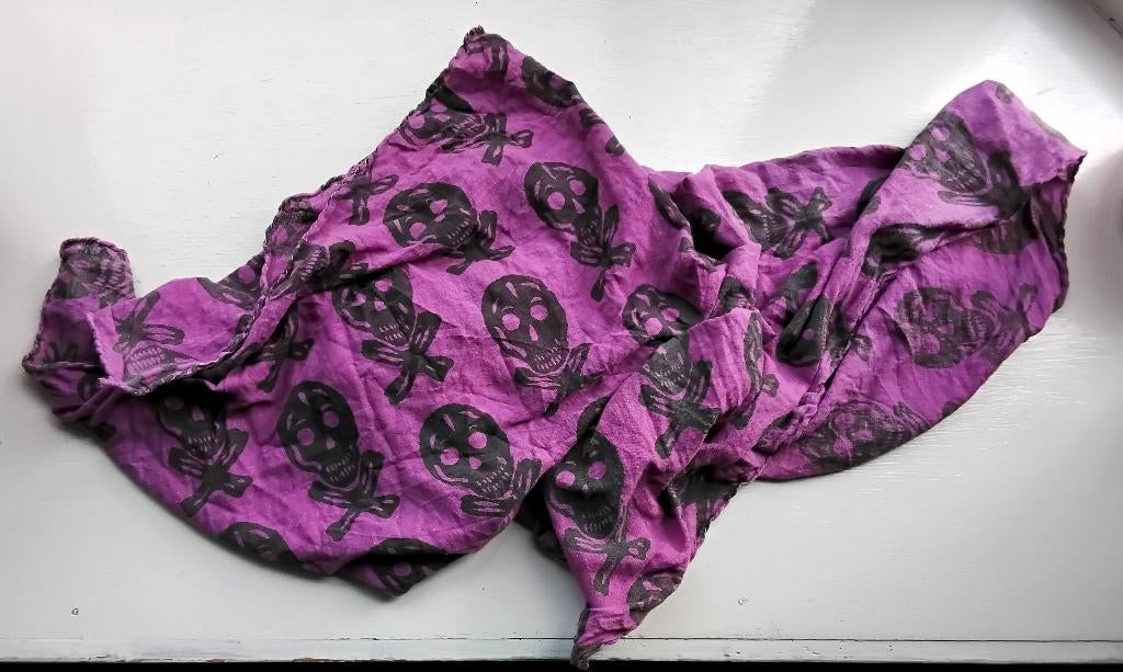 Vintage sjaal met doodskoppen - skull - skulls - paars, Ophalen of Verzenden, Gedragen, Maat 38/40 (M), Sjaal