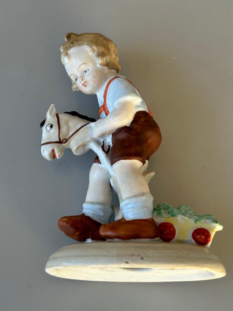 Oud Fasold & Stauch porseleinen beeldje jongen met stokpaard, Antiek en Kunst, Ophalen of Verzenden