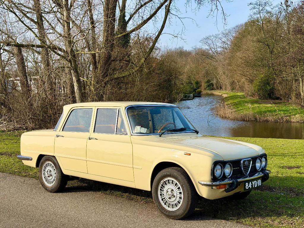 Een zonnig gele Giulia Nuova Super waar je vrolijk van wordt, Auto's, 1025 kg, Achterwielaandrijving, Leder en Stof, Handgeschakeld