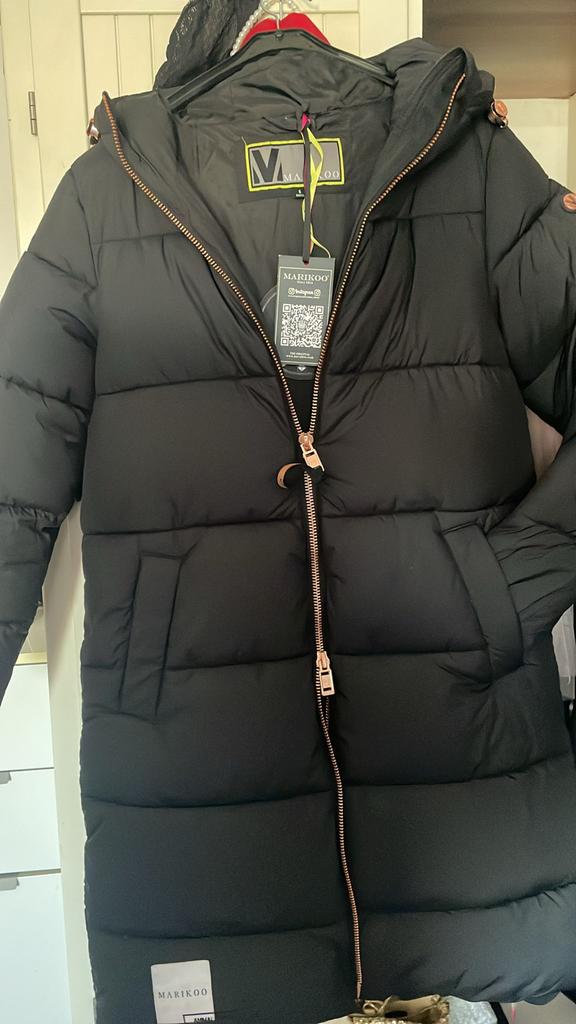 Marikoo Jas Zwart met Rosegoud Ritsen - Nieuw!, Kleding | Dames, Ophalen of Verzenden, Nieuw, Maat 36 (S), Zwart