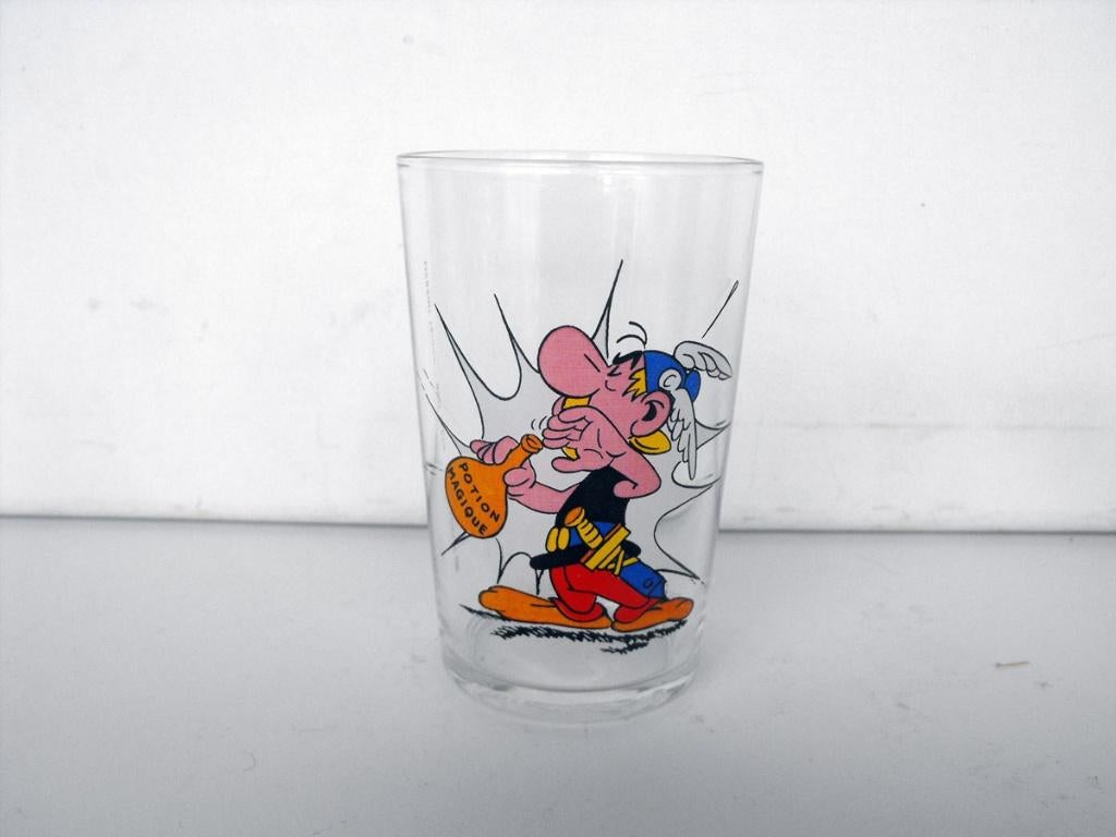 Asterix en Obelix glas 1968 Asterix drinkt toverdrank, Ophalen of Verzenden, Asterix en Obelix, Zo goed als nieuw, Gebruiksvoorwerp