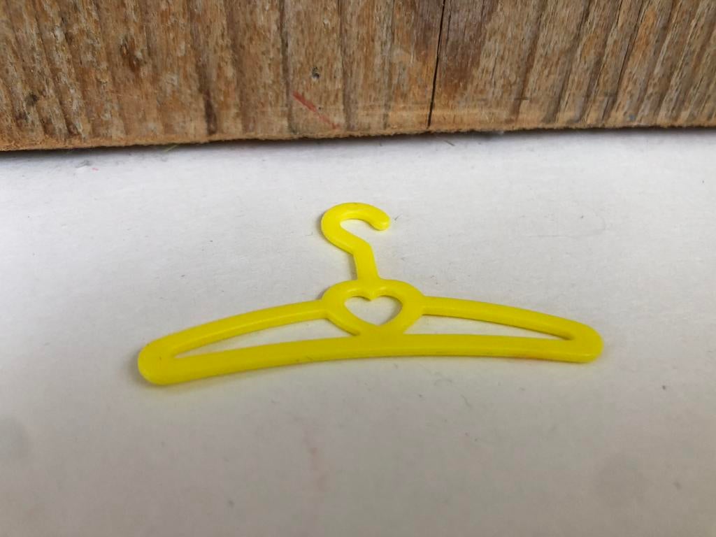 Geel kleding hanger Barbie, Kinderen en Baby's, Speelgoed | Poppen, Ophalen of Verzenden, Zo goed als nieuw, Barbie
