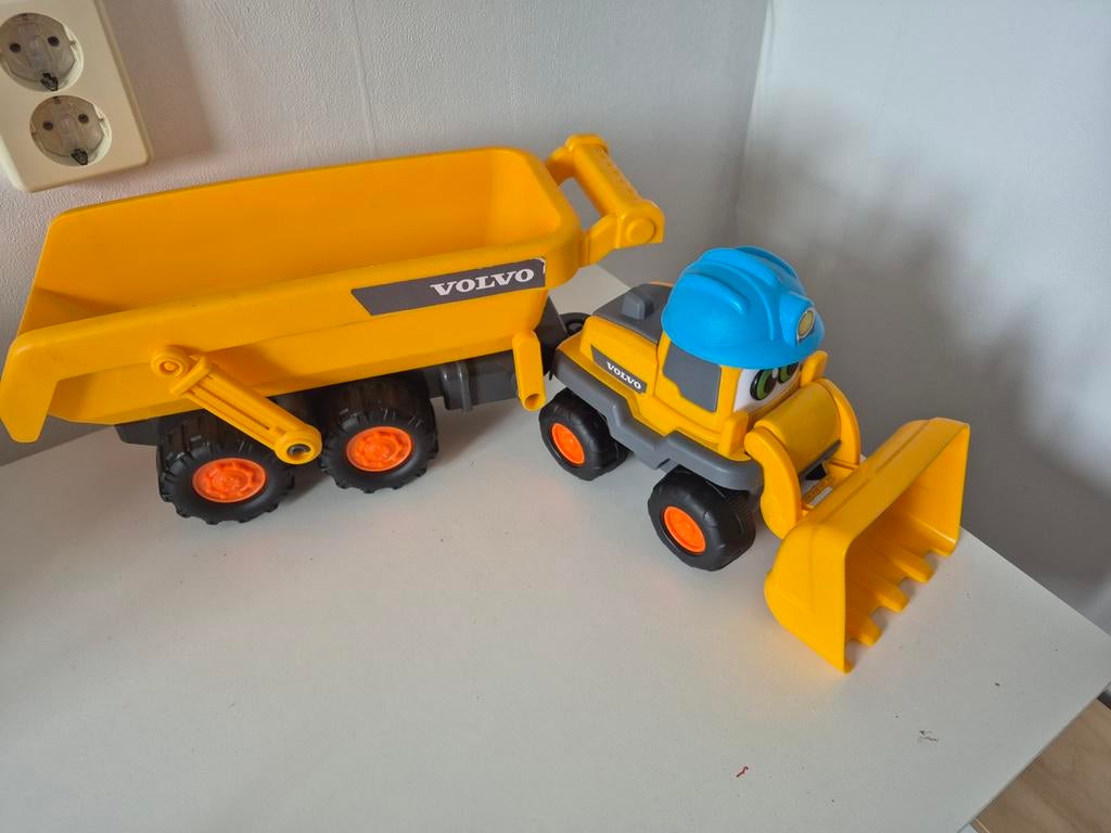 Volvo speelgoed set: kiepwagen en graafmachine, Ophalen, Gebruikt