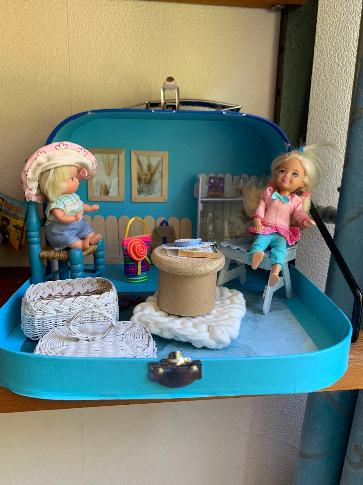 Koffertje ingericht als poppenhuis, Strandvakantie, Ophalen of Verzenden, Zo goed als nieuw, Poppenhuis