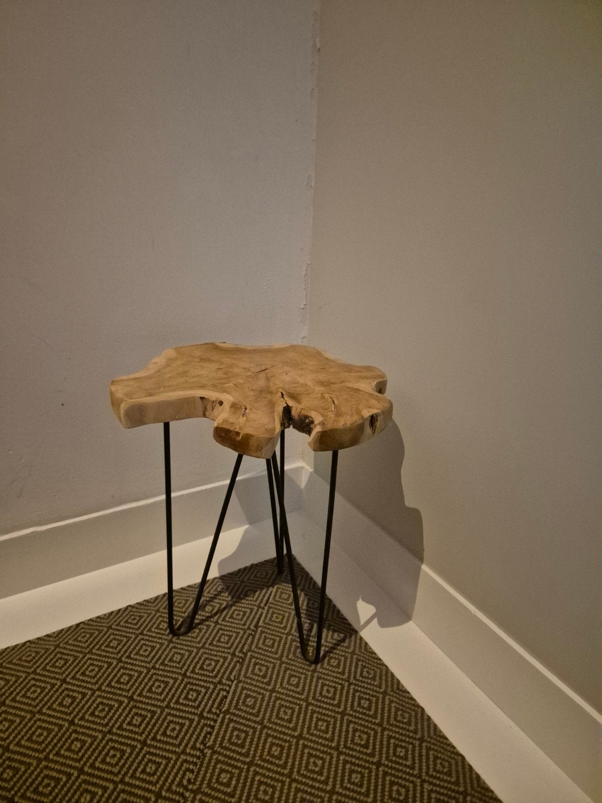 Unieke bijzettafel van teakhout met metalen poten, Huis en Inrichting, Tafels | Bijzettafels, Minder dan 45 cm, Zo goed als nieuw