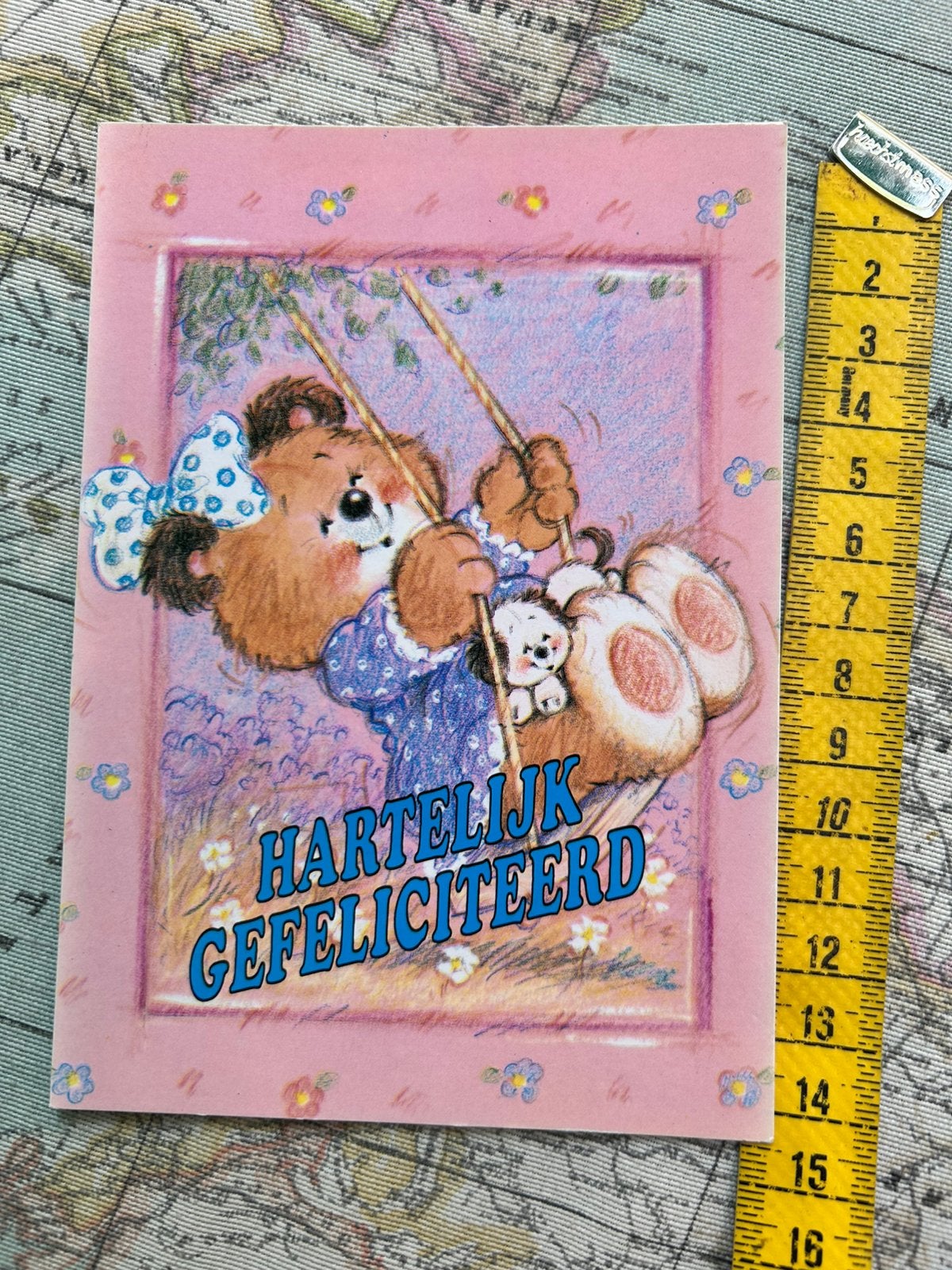 A.133. Oude kinderkaart beer op schommel, Ophalen of Verzenden, 1980 tot heden
