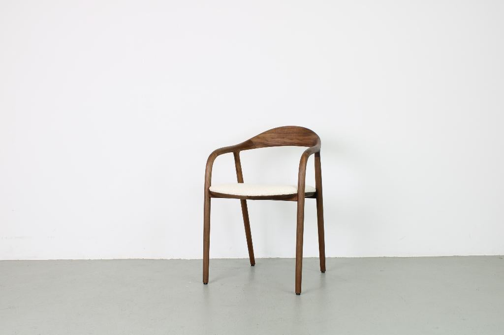 Artisan Neva stoelen, Europees walnoot, Karakorum stof, Huis en Inrichting, Stoelen, Ophalen, Bruin, Nieuw, Stof