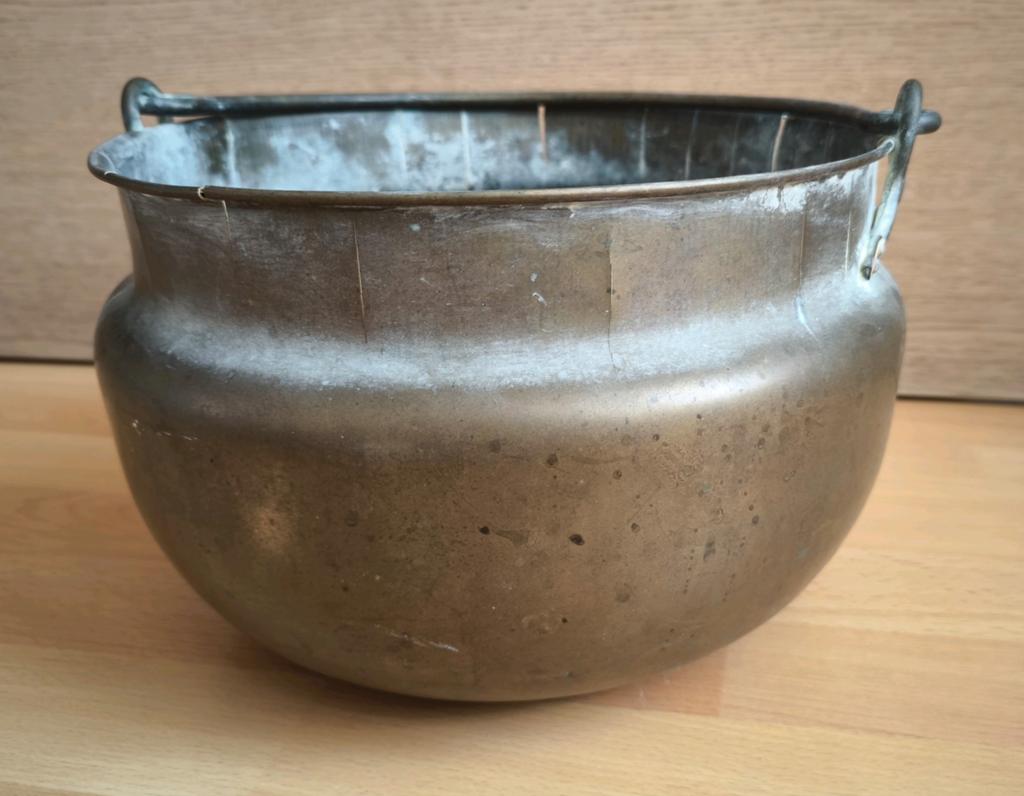 Antieke koperen ketel met hengsel - Vintage bloempot, Tuin en Terras, Bloempotten, Gebruikt, Rond, Ophalen of Verzenden, Metaal