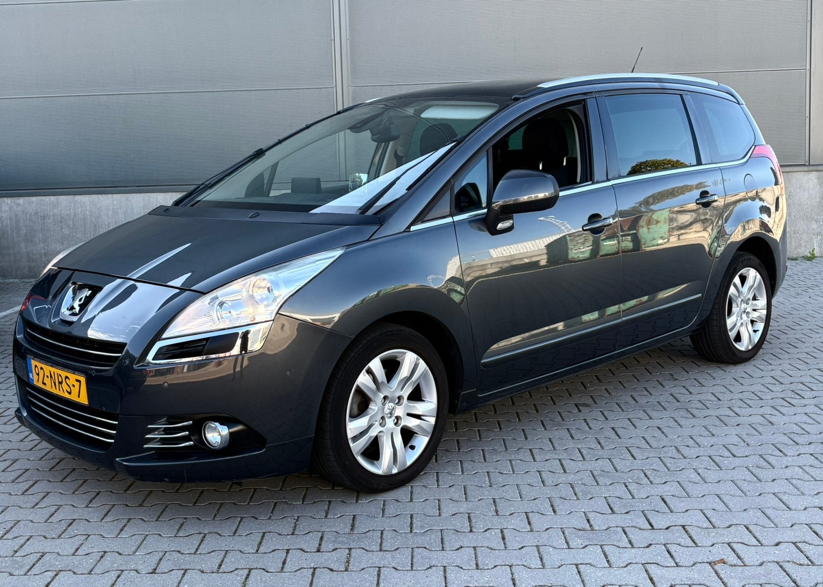 Peugeot 5008 1.6 THP AUT 5PL 2010 Grijs, Auto's, Stof, 1650 kg, Origineel Nederlands, 1485 kg