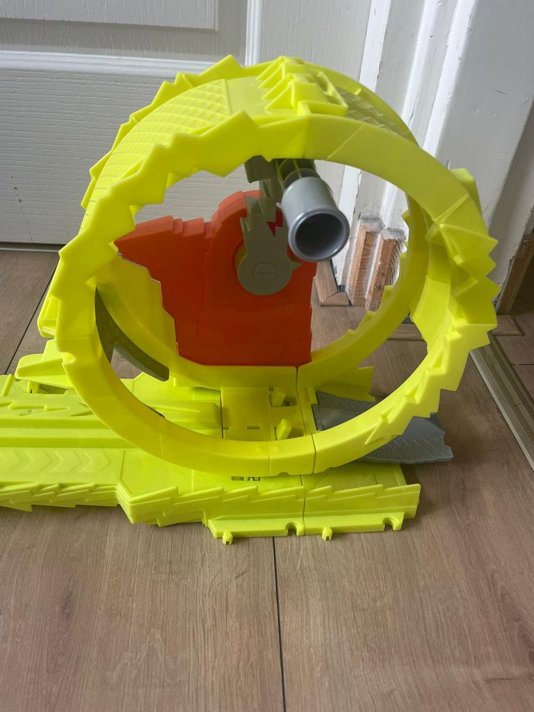 hot wheels power chase monster truck track set, Ophalen of Verzenden, Zo goed als nieuw, Handmatig, Hot Wheels