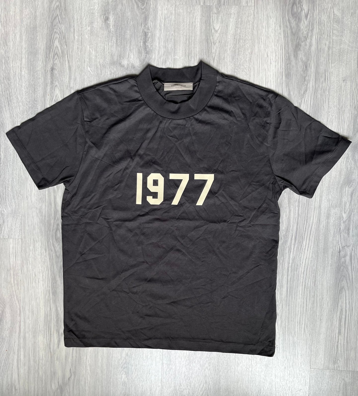 Fear of God Essentials 1977 T-shirt Zwart Maat S, Kleding | Heren, T-shirts, Verzenden, Zo goed als nieuw, Maat 46 (S) of kleiner