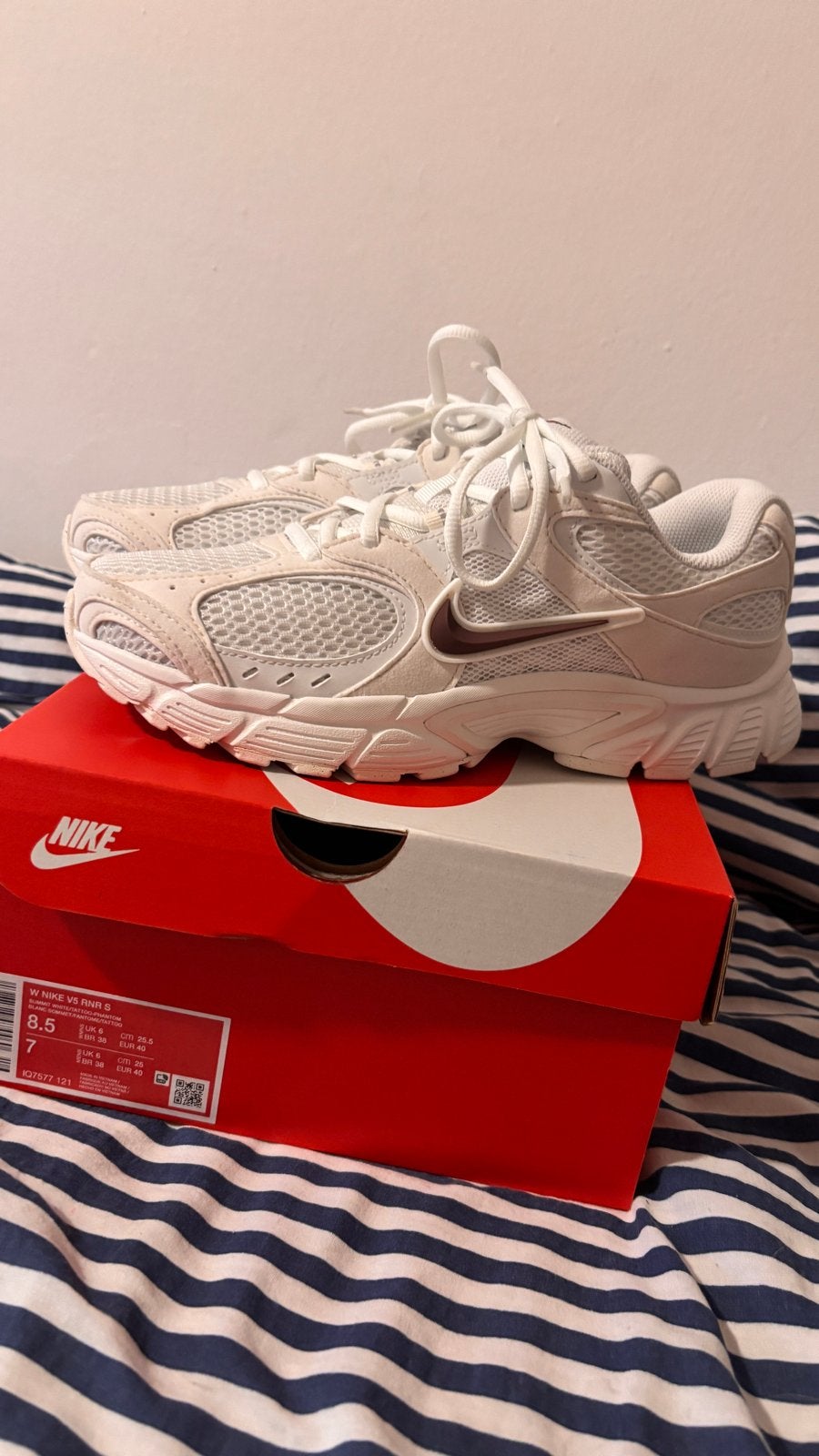Nike V2K Run sneakers - Maat 40 - Nieuw in doos, Kleding | Dames, Schoenen, Ophalen of Verzenden, Nieuw, Wit, Sneakers of Gympen