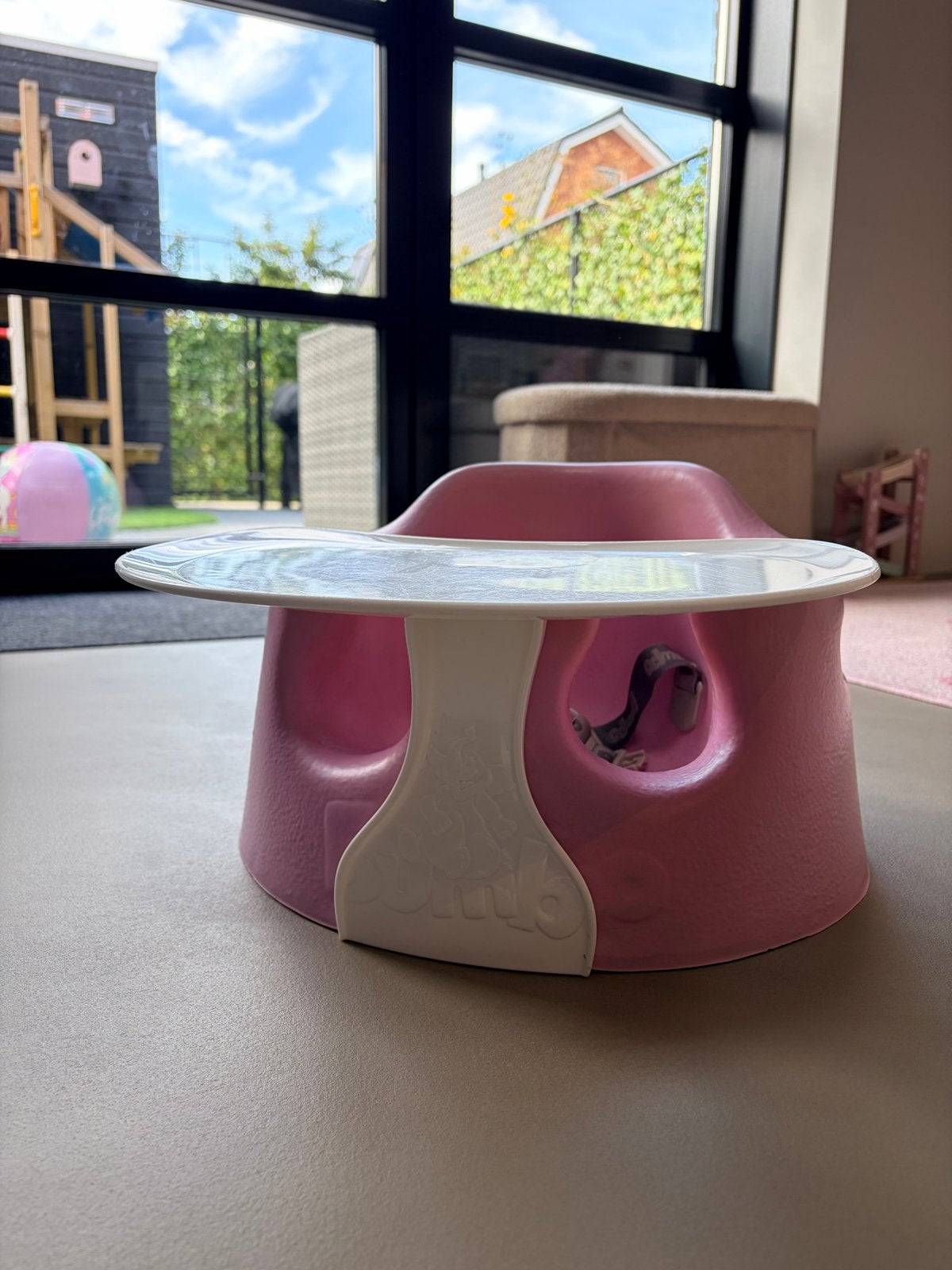 Roze Bumbo Vloerstoel met tafelblad en riempjes, Ophalen of Verzenden, Zo goed als nieuw, Overige typen, Afneembaar eetblad