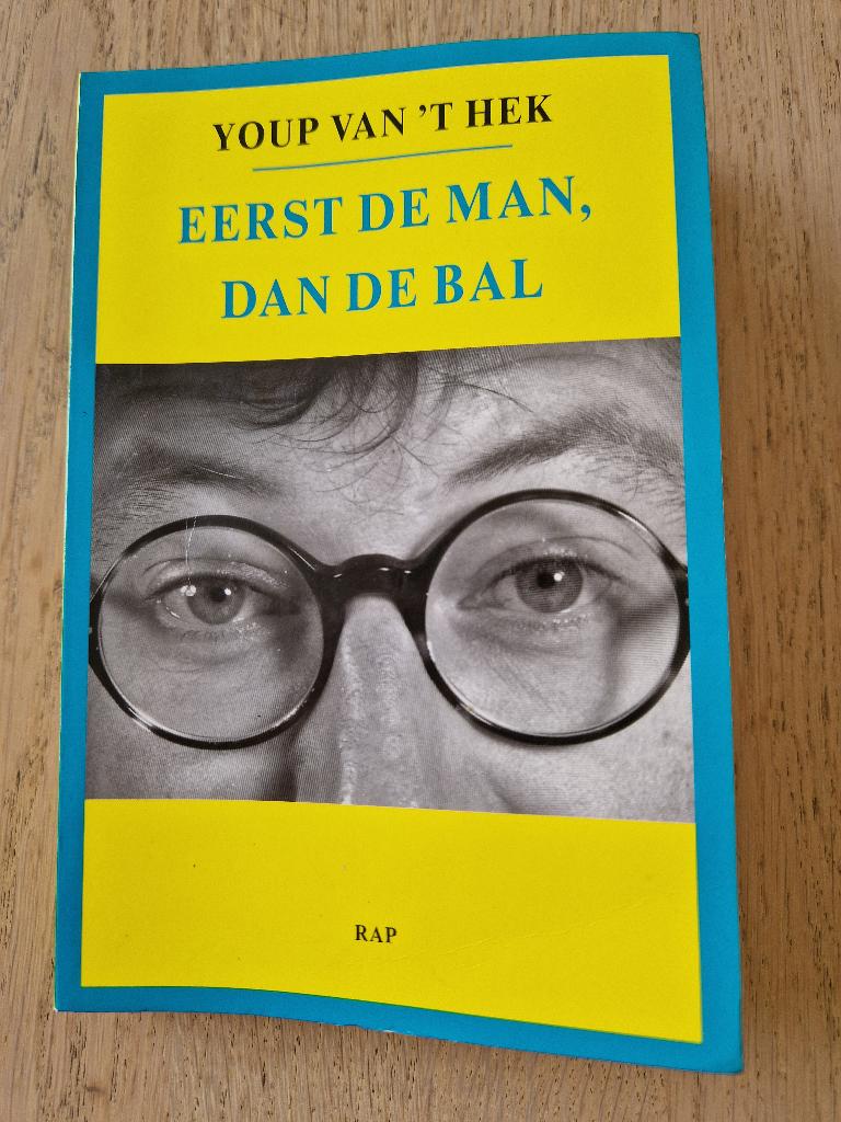 Youp van 't Hek    Eerst de man dan de bal, Verzamelen, Ophalen of Verzenden, Gebruikt, Boek, Tijdschrift of Artikel
