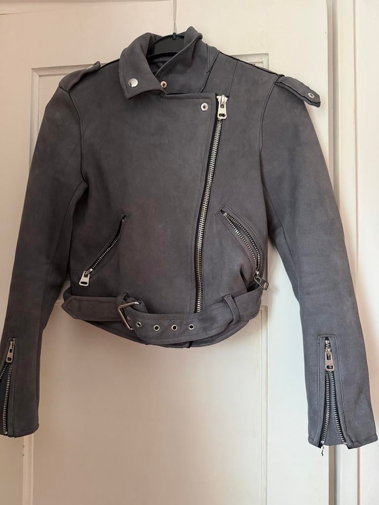 Mooie grijze lente jas van Bershka, Ophalen of Verzenden, Zo goed als nieuw, Maat 38/40 (M), Grijs