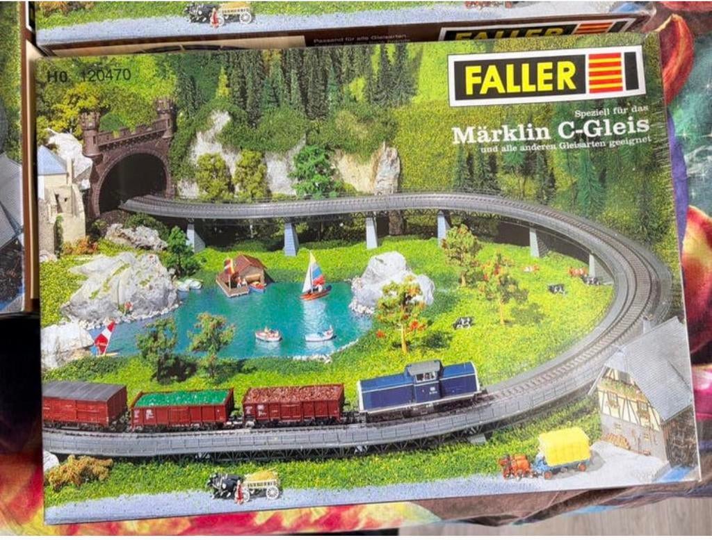 2x Faller 120470 op en afrit voor ho spoor, Eén persoon