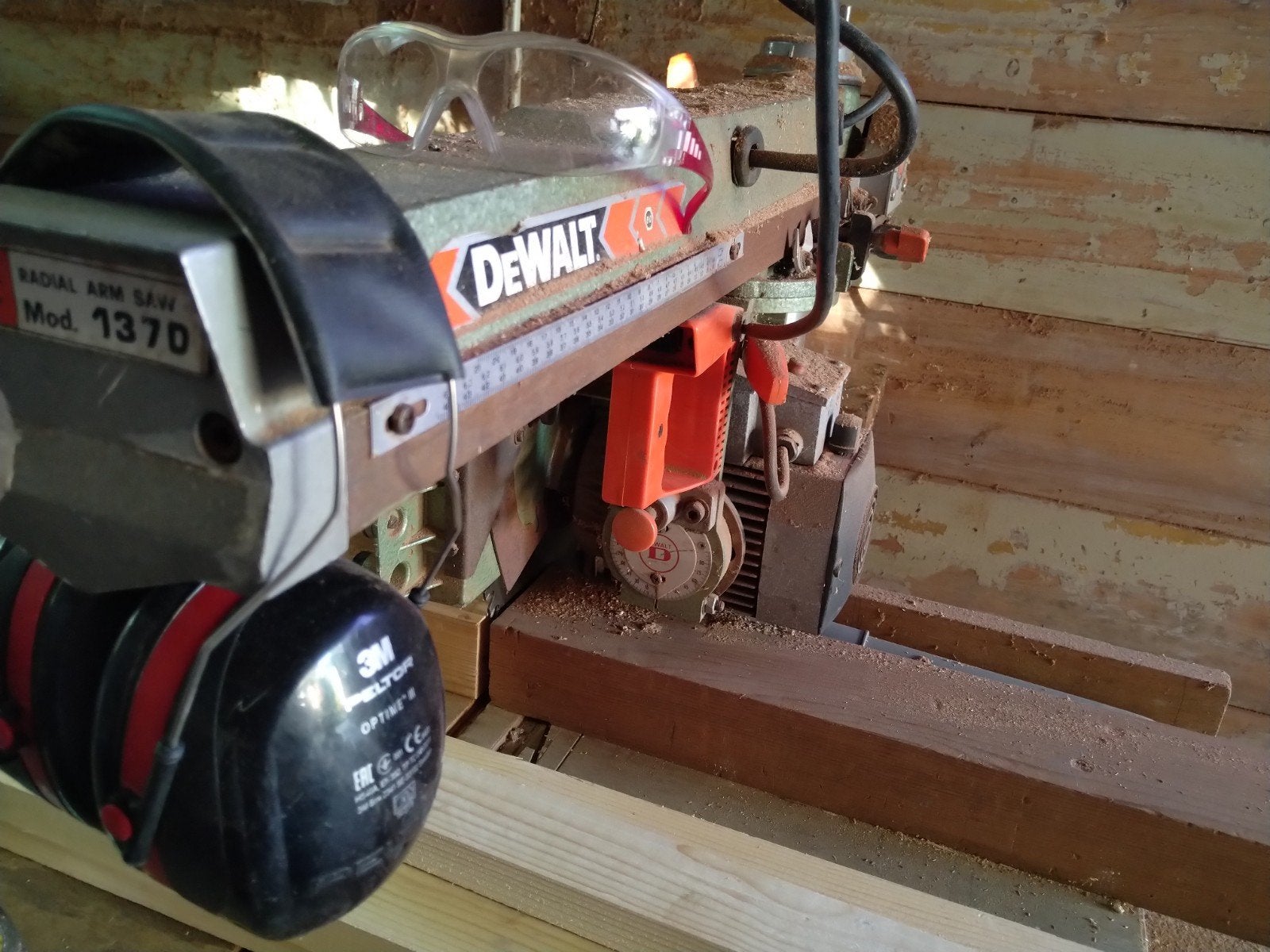 DeWalt radiaal afkortzaag en Metabo afzuiger, Doe-het-zelf en Verbouw, Gereedschap | Zaagmachines, Gebruikt, DeWalt, 70 mm of meer