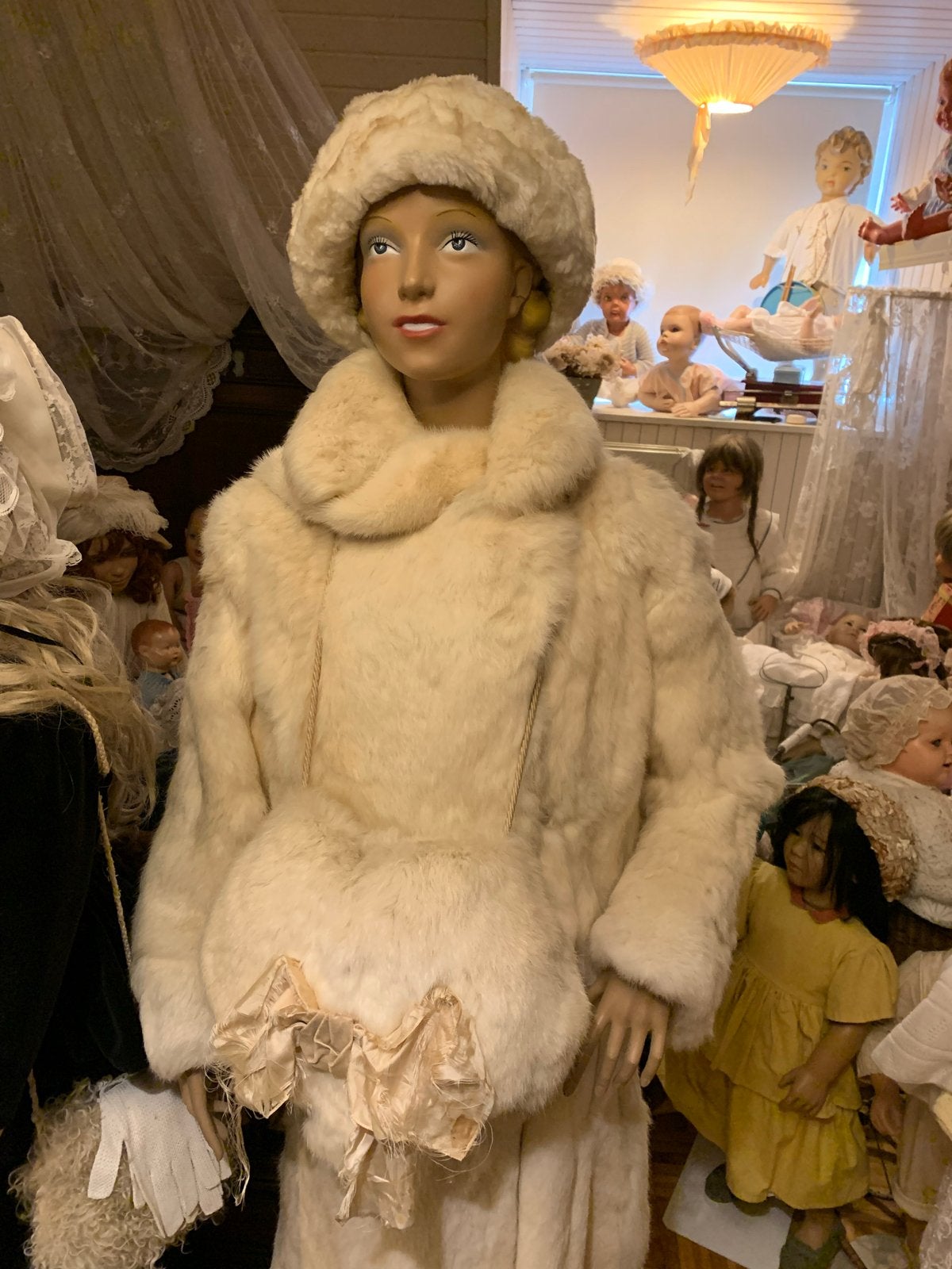 Vintage etalagepop met bontjas en muts, Ophalen, Dames