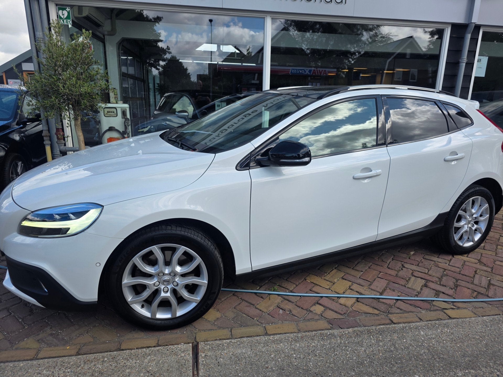 Volvo V40 Cross Country 1.5 T3 Polar+ Luxury,mooie uitvoerin, Euro 6, 4 cilinders, 700 kg, Automatische klimaatregeling