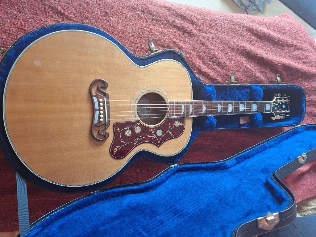 Gibson SJ-200 Standard Akoestische Gitaar met Koffer, Muziek en Instrumenten, Snaarinstrumenten | Gitaren | Akoestisch, Ophalen