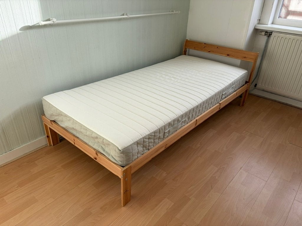 Luröy Bed + Hafslo matras, Huis en Inrichting, Slaapkamer | Bedden, Ophalen, 90 cm, Eenpersoons, Bruin