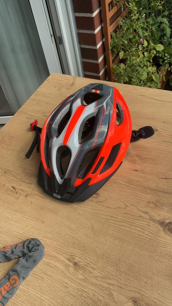 ABUS Fietshelm en Kettingslot - Maat 58-62cm, Fietsen en Brommers, Fietsaccessoires | Fietshelmen, Ophalen, Zo goed als nieuw