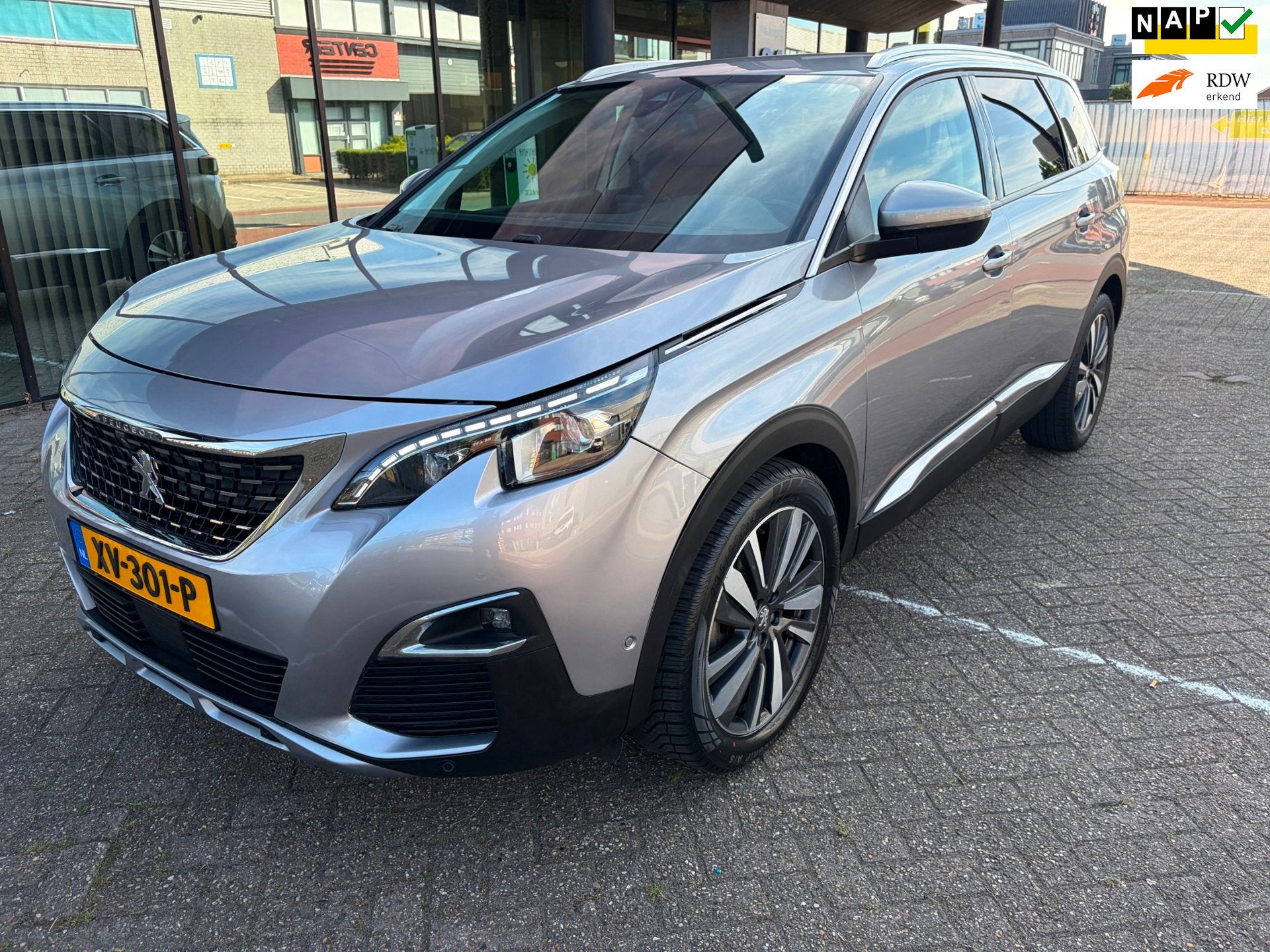 Peugeot 5008 1.2 PureTech Allure / 7-pers / Leder / Xenon /, Voorwielaandrijving, Gebruikt, 1199 cc, 7 stoelen