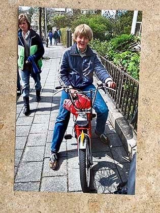 Kl foto 30x20 cm Willem Alexander + rode Puch Maxi 27-04-'83, Verzenden, Nieuw, Kaart, Foto of Prent