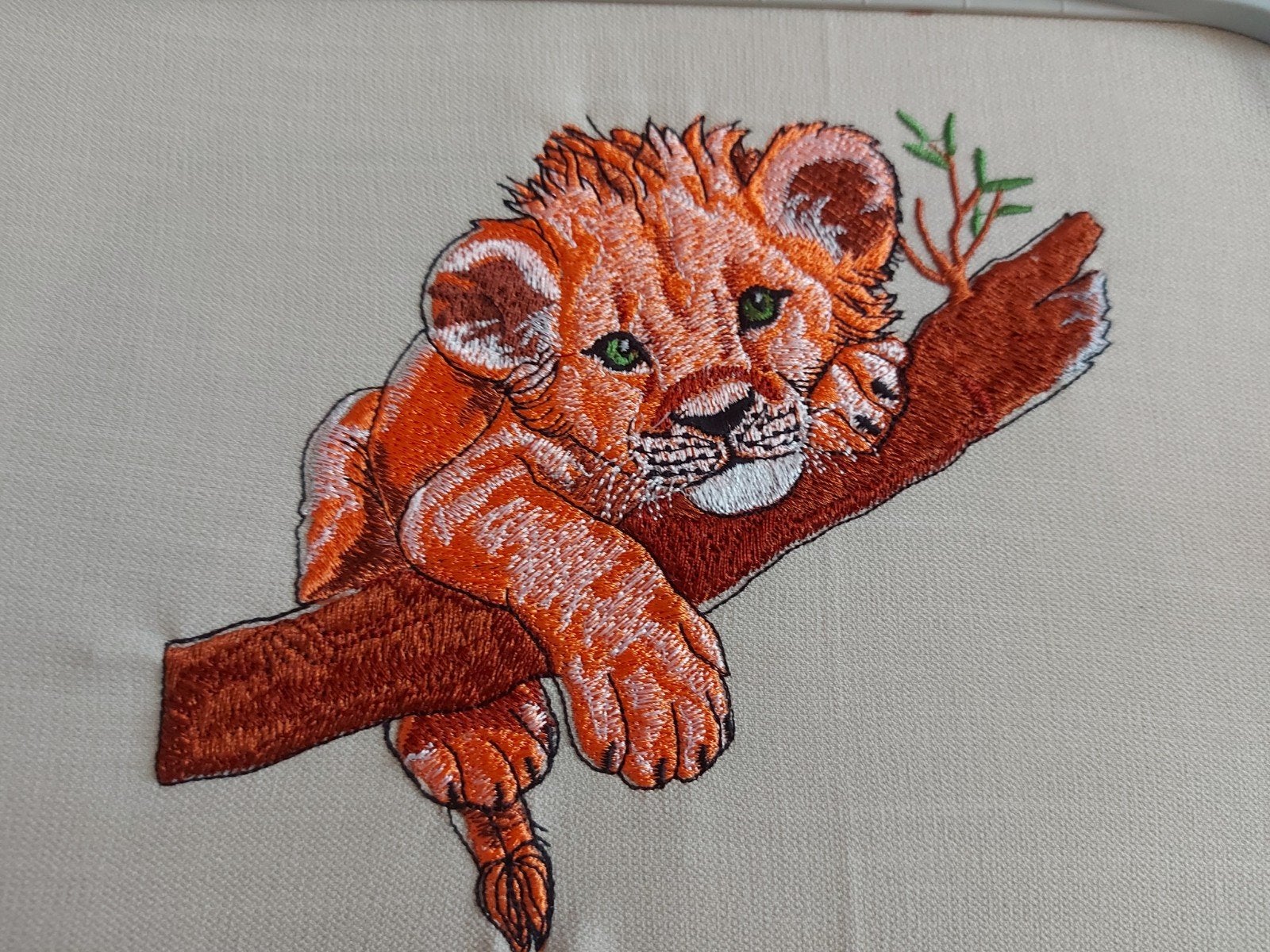 Prachtig geborduurd leeuwenwelpje, 17x17cm groot, op een lap, 120 cm of meer, Nieuw, Ophalen of Verzenden, Katoen